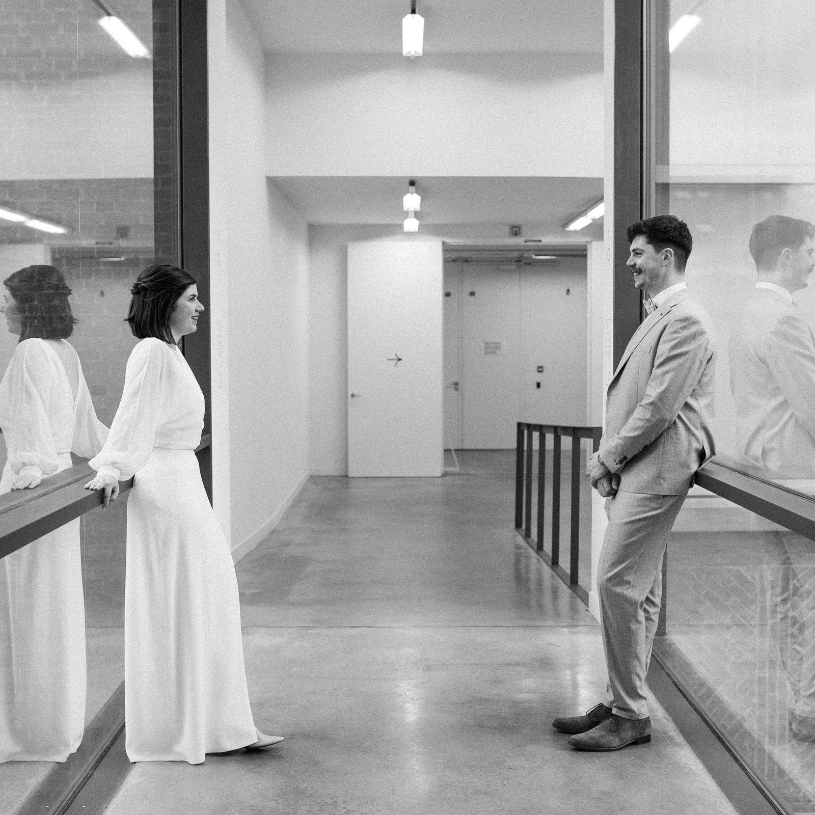 Binnenlocatie fotoshoot huwelijk museum M leuven